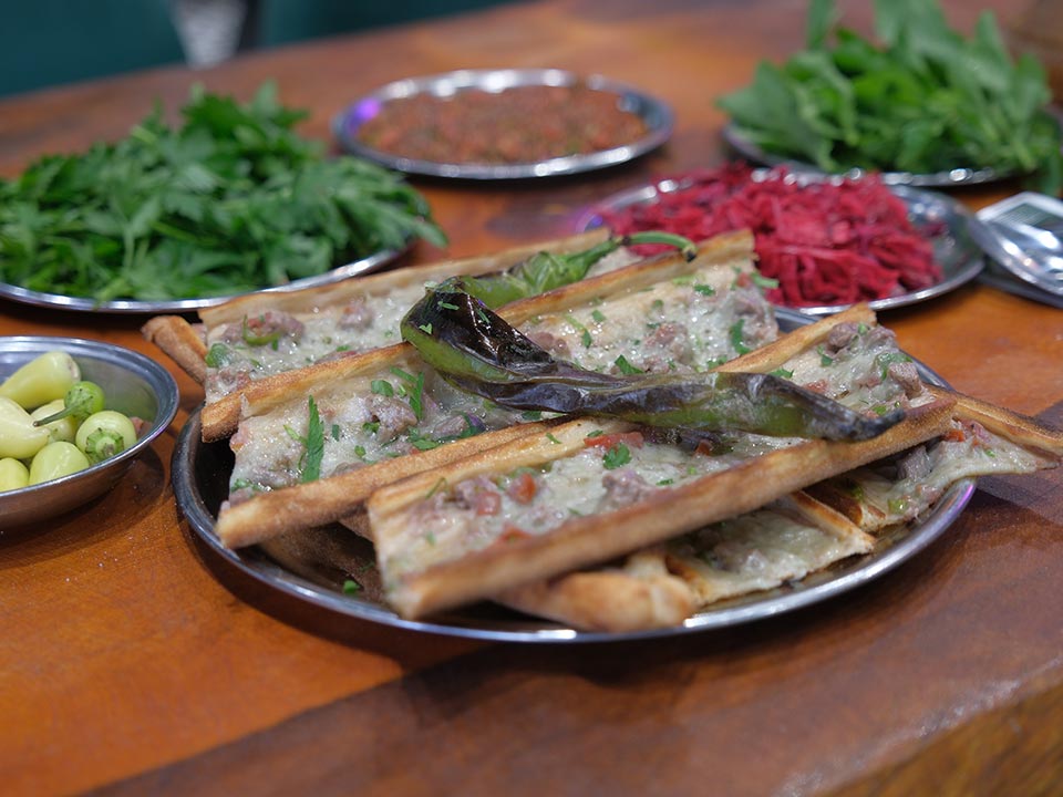 Kıyma ve Peynirin Eşsiz Ahengi: Geleneksel Karışık Börek (Mevlana)
