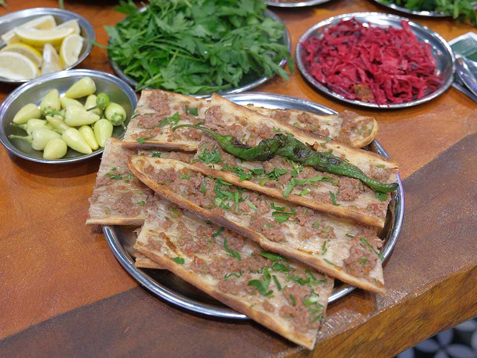 Meşe Odunu Ateşindeki Efsane: Klasik Konya Etliekmeği